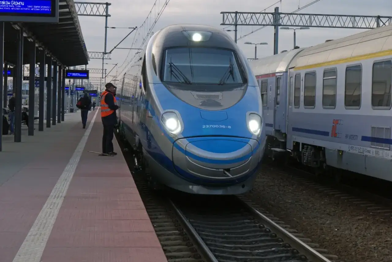 Pendolino na dworcu, gotowe do podróży. Zastanawiasz się, jak długo jedzie pendolino z Krakowa do Warszawy?