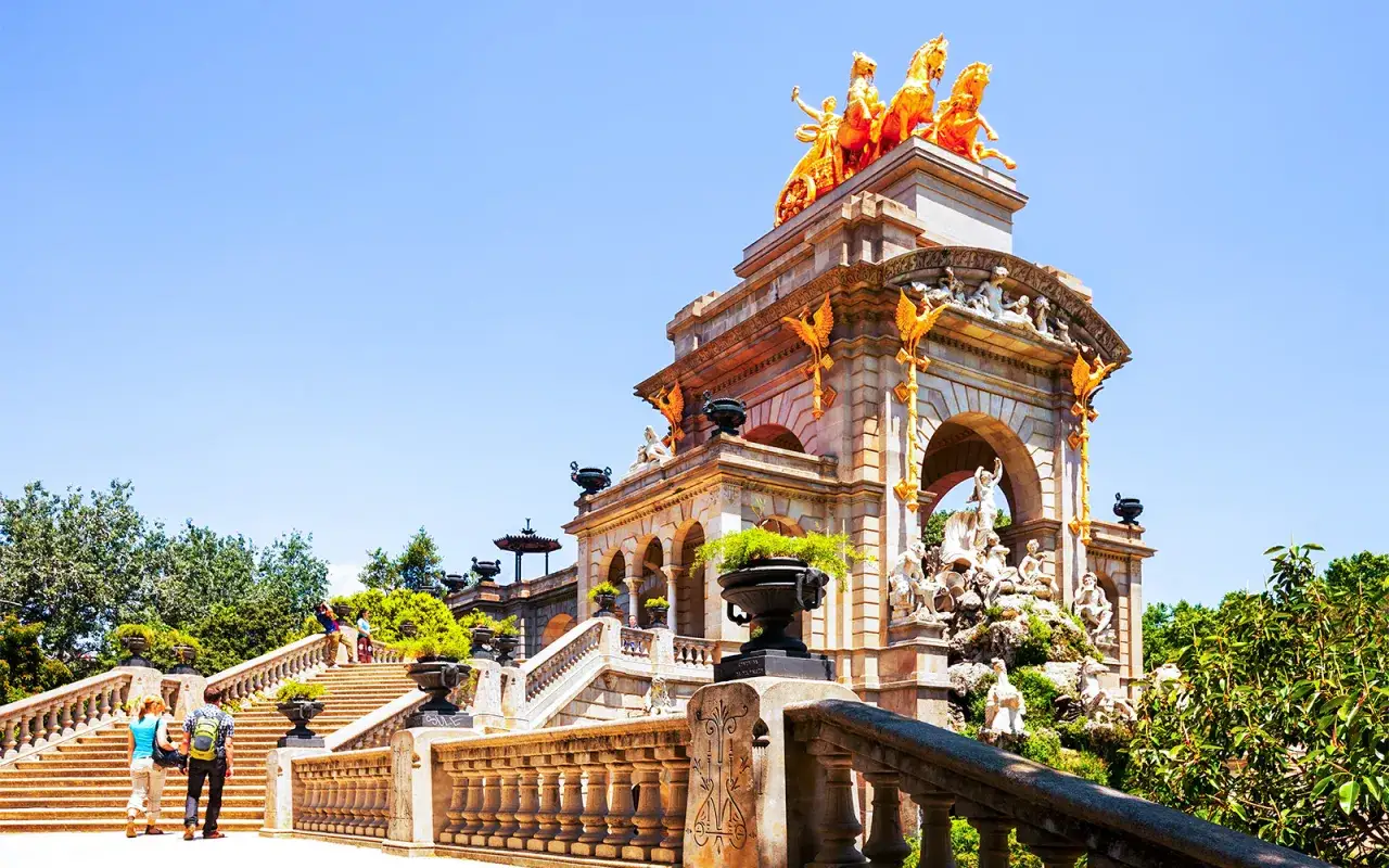 Złota rydwan na fontannie Cascada Monumental w Parc de la Ciutadella, Barcelona. Spacerowicze podziwiają architekturę.