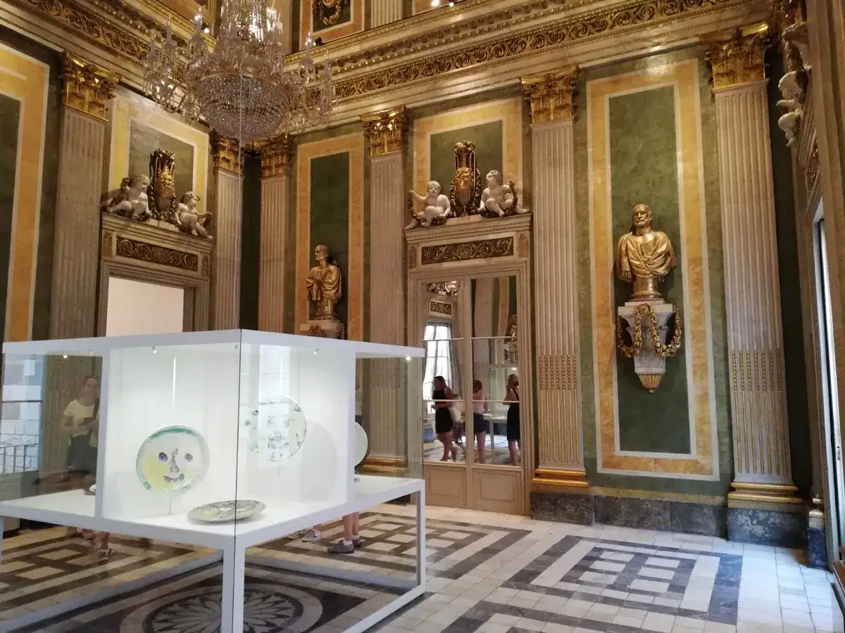 Wnętrze muzeum Picassa w Barcelonie. W szklanej gablocie widać ceramiczne talerze.