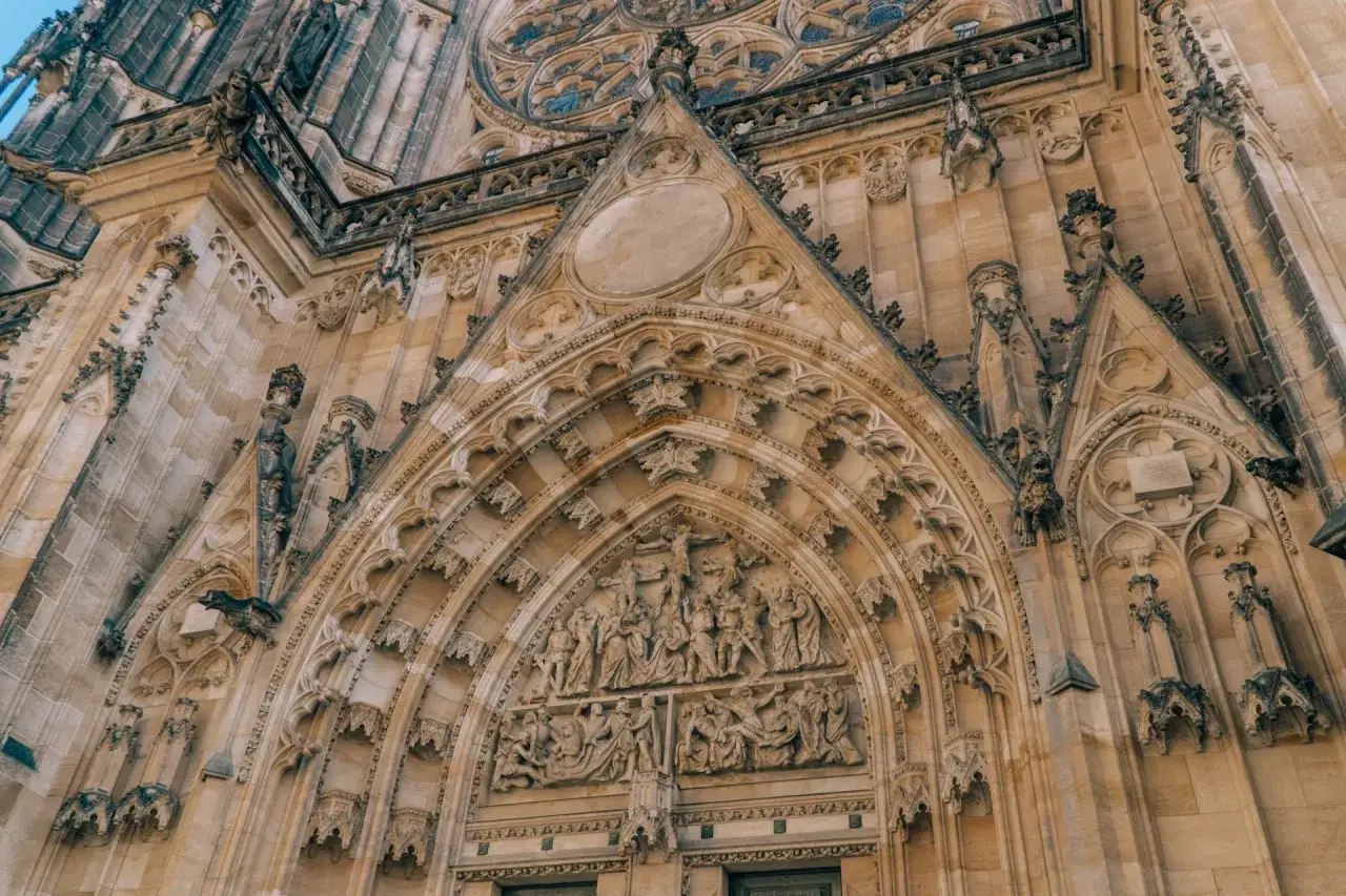 Kamienne rzeźby zdobią wejście do katedry na Hradczanach.