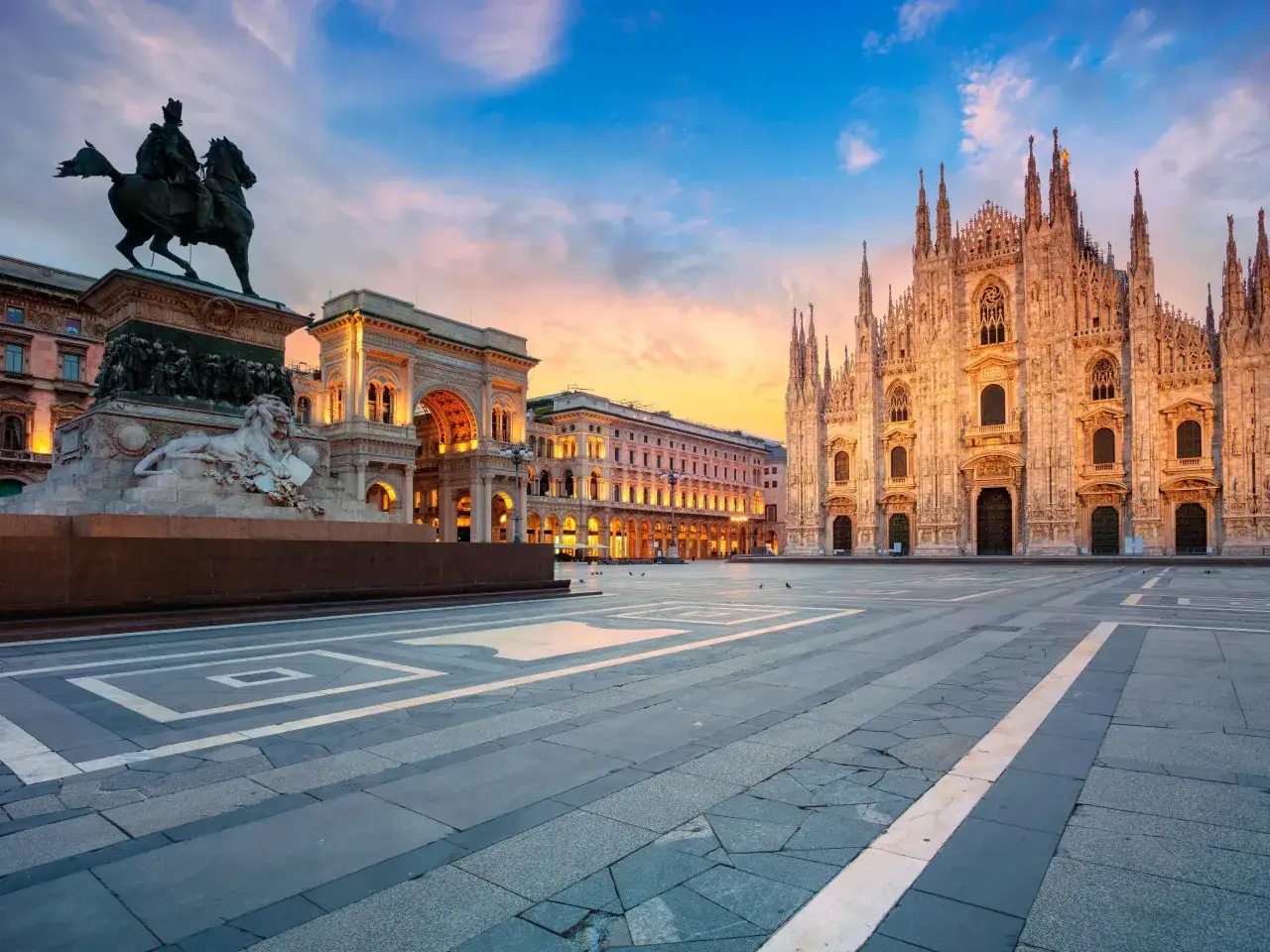 Mediolan co zobaczyć: Piazza del Duomo z Katedrą i pomnikiem konnym.
