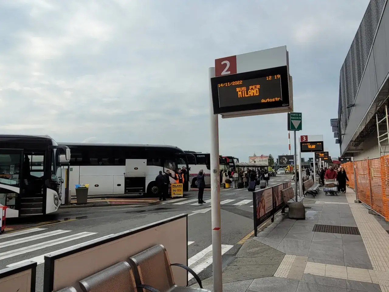 Autobus na lotnisku Mediolan Bergamo czeka na pasażerów. Tablica informuje o odjeździe autobusu do Mediolanu.
