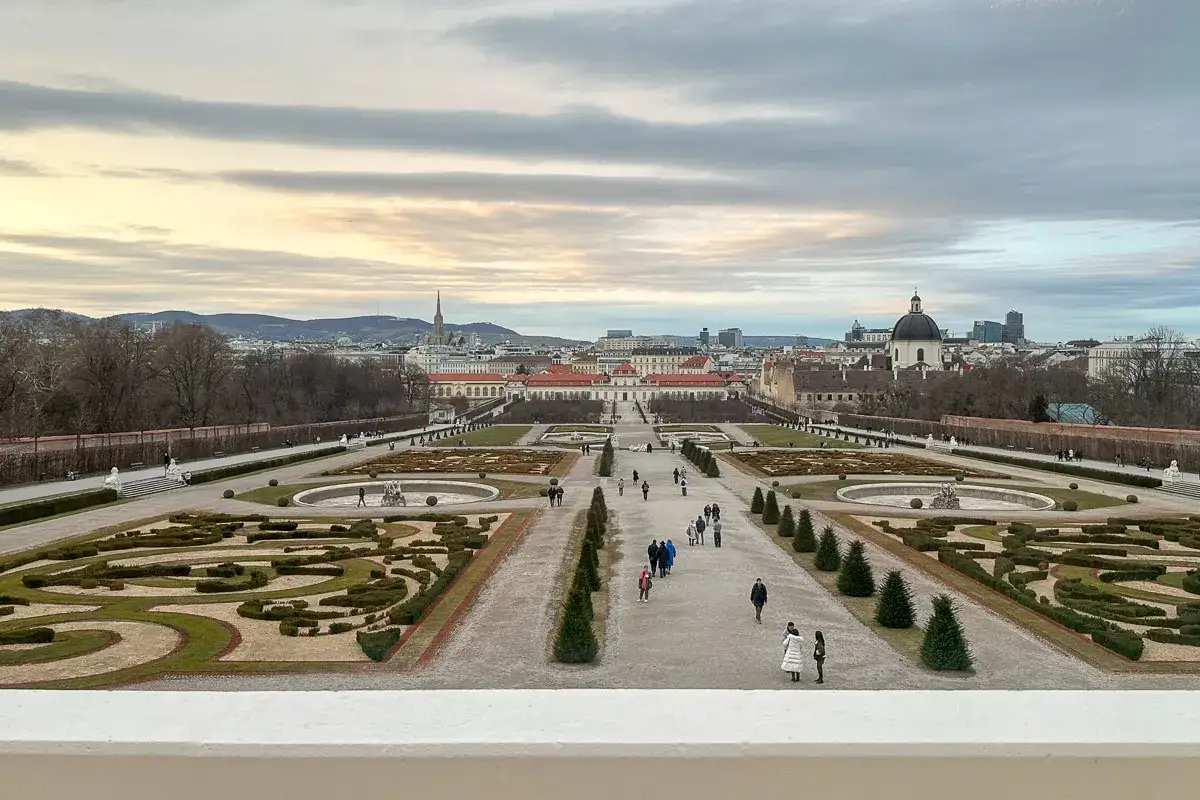Widok na barokowe ogrody i pałac Belvedere. Spacer po alejkach to świetny pomysł, co zobaczyć w Wiedniu.