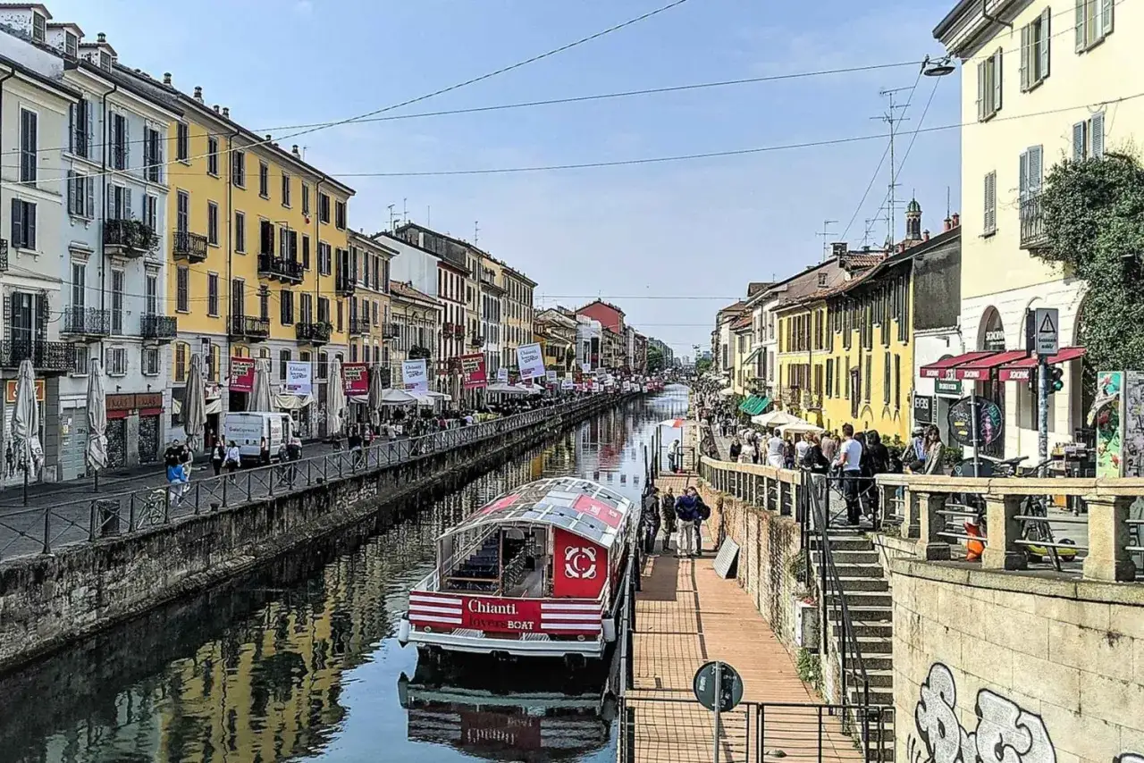 Spacerem wzdłuż kanału Naviglio Grande w Mediolanie, gdzie warto zobaczyć kolorowe kamienice, tętniące życiem kawiarnie i rejsowy statek 