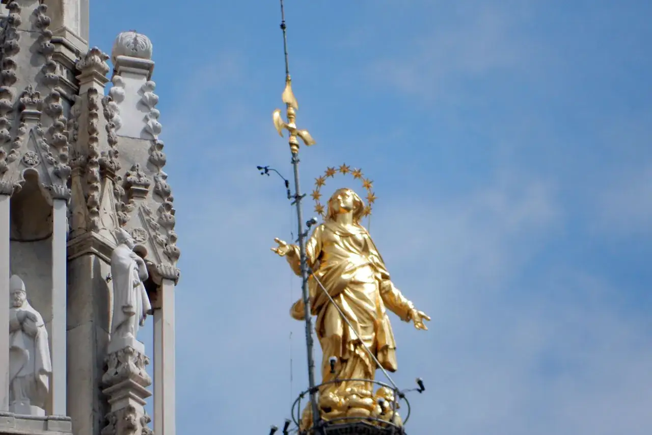 Złota Madonnina na szczycie katedry w Mediolanie, strzegąca miasta.