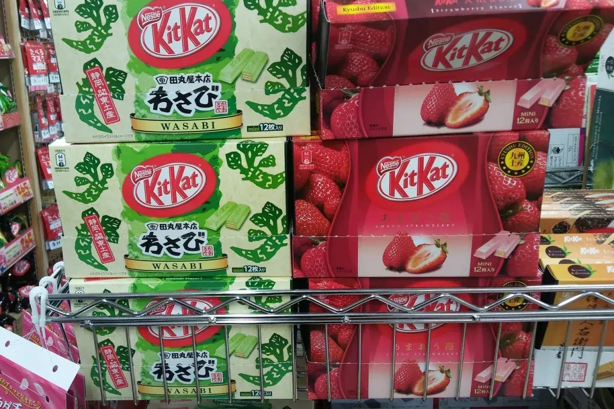 Pudełka Kit Kat o smaku wasabi i truskawki, idealne pamiątki, które można przywieźć z Japonii.