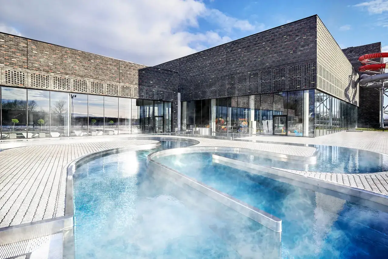 Nowoczesny aquapark w Lidzbarku Warmińskim, z basenami i zjeżdżalniami, to świetne lidzbark warmiński atrakcje dla całej rodziny.