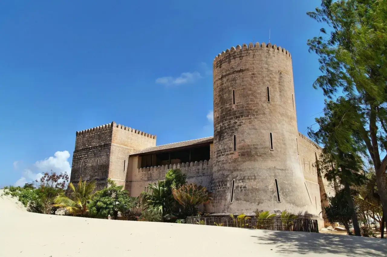Fort Jesus, najstarsze miasto Kenii, wznosi się dumnie na tle błękitnego nieba, otoczone piaskami i zielenią.