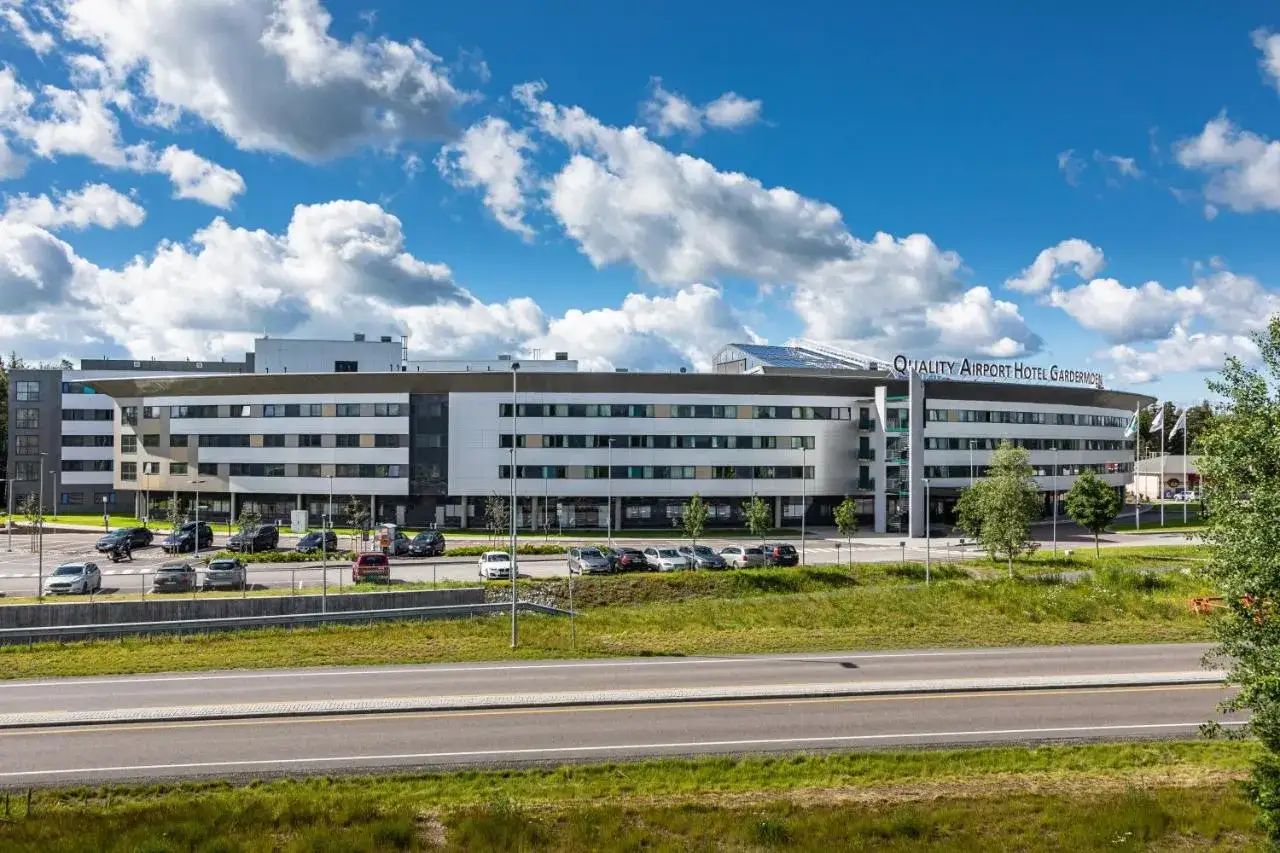 Nowoczesny hotel Quality Airport Hotel Gardermoen, blisko portu lotniczego Oslo Gardermoen, z parkingiem i zielenią.