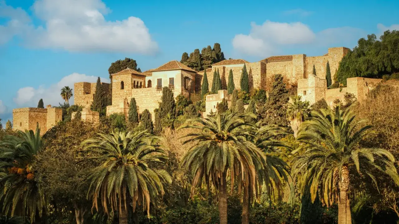 Malaga co zobaczyć: Alcazaba, starożytna forteca z palmami i cyprysami, góruje nad miastem.