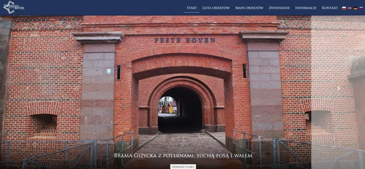 Brama Giżycka z poternami, suchą fosą i wałem to wejście do twierdzy Boyen w Giżycku.