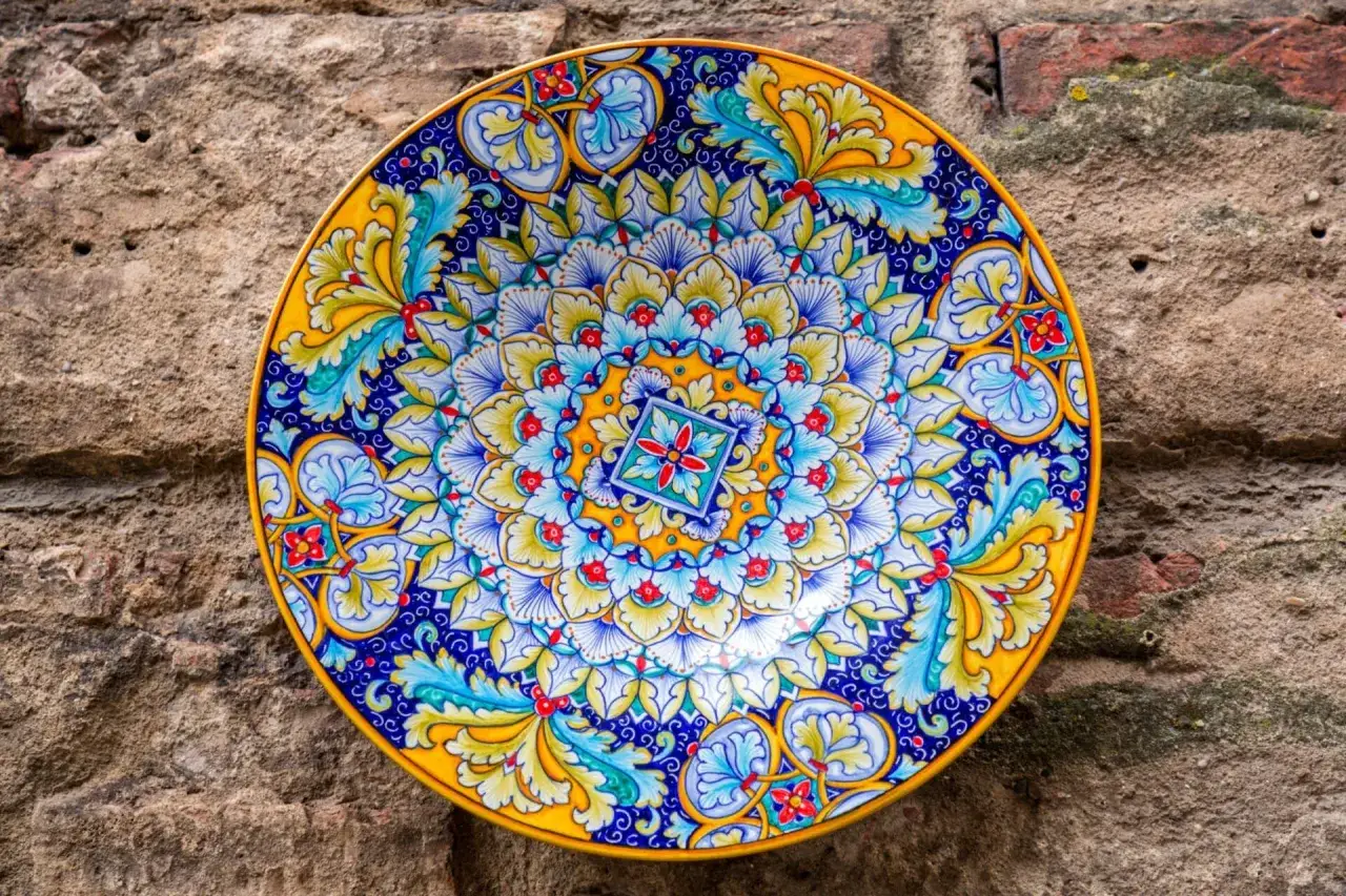 Kolorowy, ręcznie malowany talerz ceramiczny z motywem kwiatowym. Idealny pomysł, co przywieźć z Florencji – pamiątka pełna słońca.