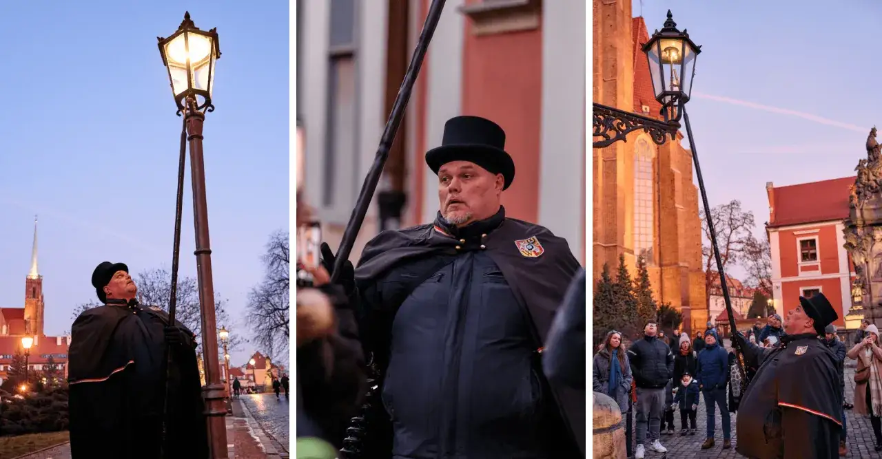 Latarnik zapala gazowe lampy na Ostrowie Tumskim we Wrocławiu. Grupa turystów obserwuje ten historyczny rytuał.