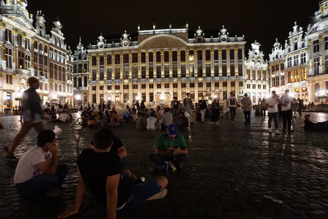 Wieczorny spacer po brukselskiej Grand Place. Warto zobaczyć to miejsce nocą, gdy budynki są oświetlone.