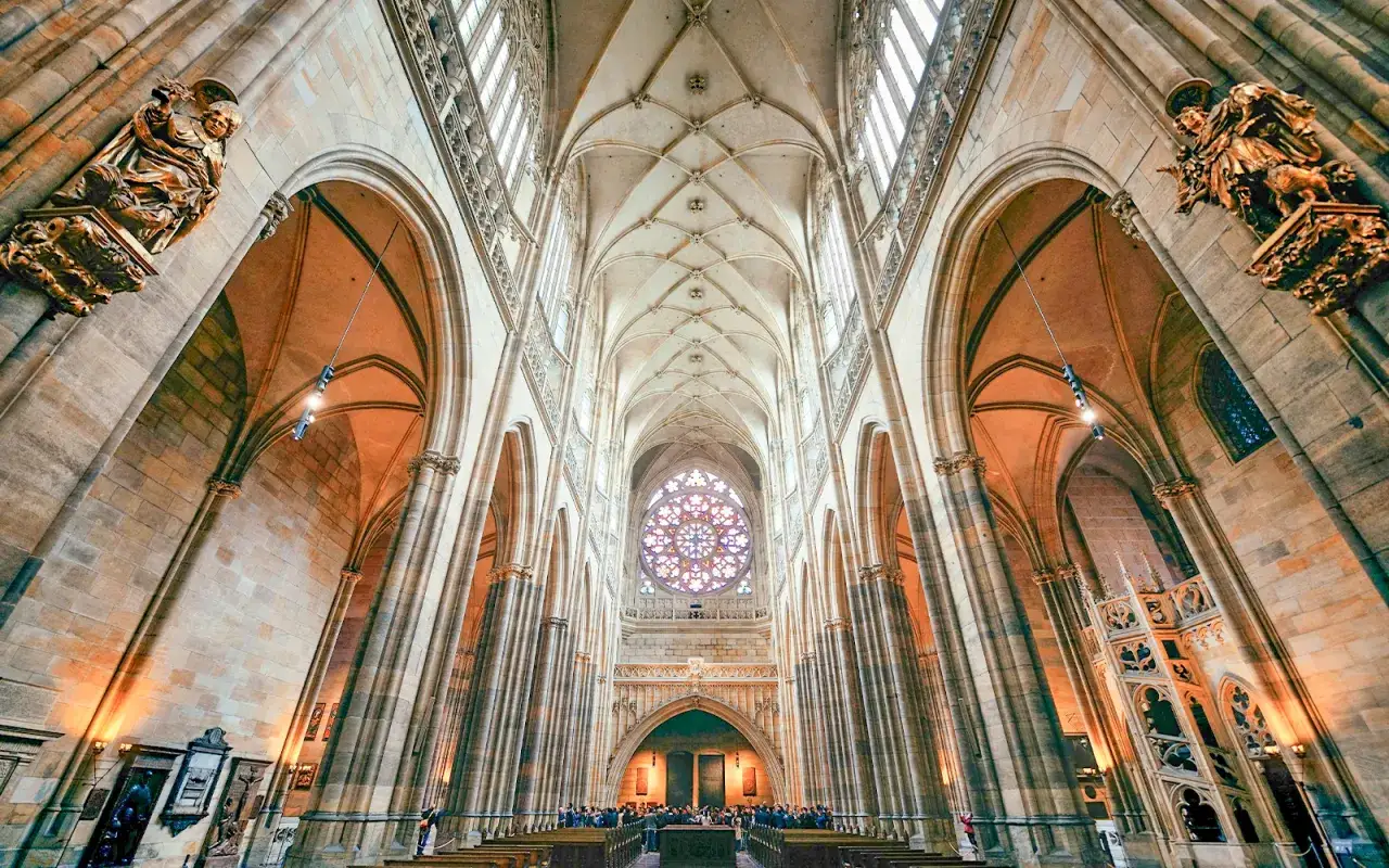 Wnętrze katedry św. Wita zachwyca gotycką architekturą, strzelistymi łukami i witrażem róży.