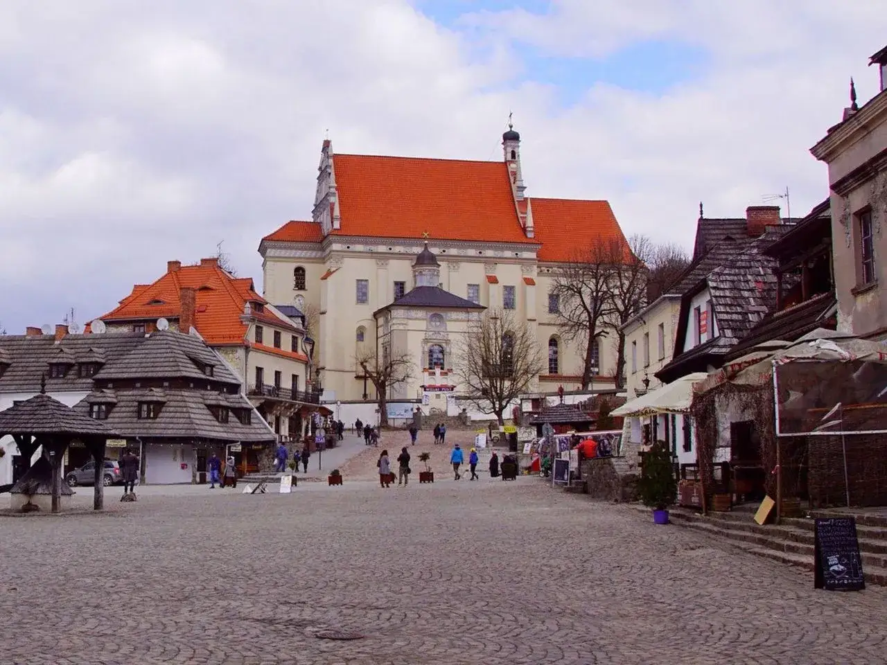 Rynek w Kazimierzu Dolnym z kościołem farnym i kamieniczkami. Wspaniałe kazimierz dolny atrakcje, które warto zobaczyć.