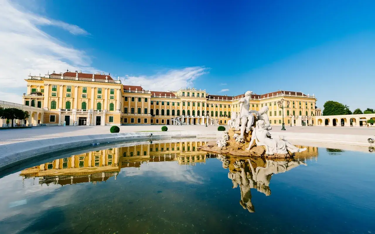 Pałac Schönbrunn i jego fontanna to obowiązkowe punkty, co zobaczyć w Wiedniu.
