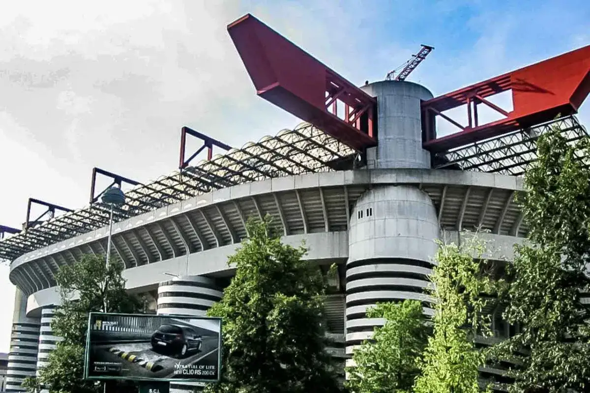 Charakterystyczne czerwone elementy i cylindryczne wieże stadionu Interu Mediolan.