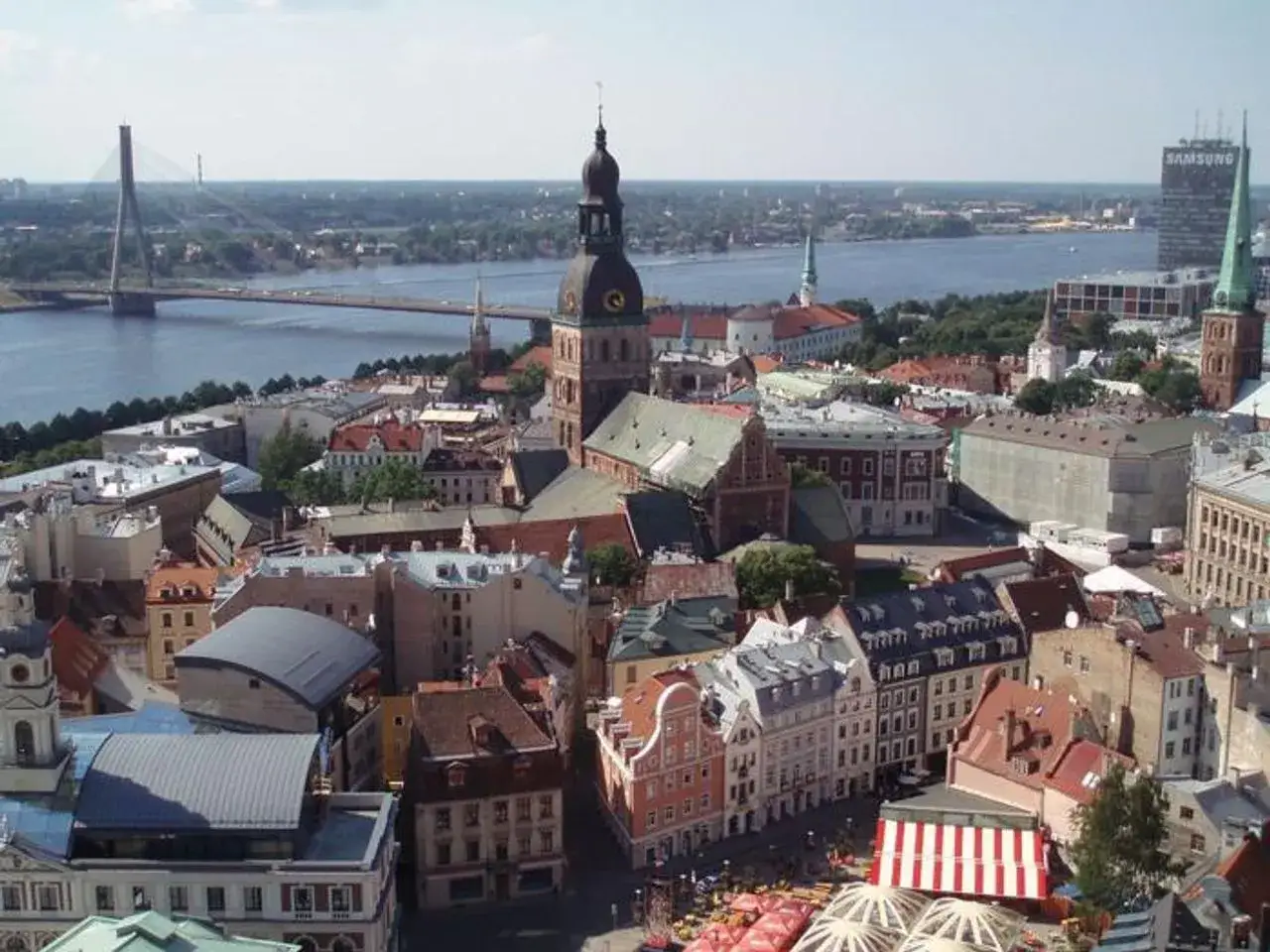 Widok na Rygę: wieża katedry, most nad Dźwiną i urokliwe kamienice. Idealne miejsca, by zobaczyć to miasto.