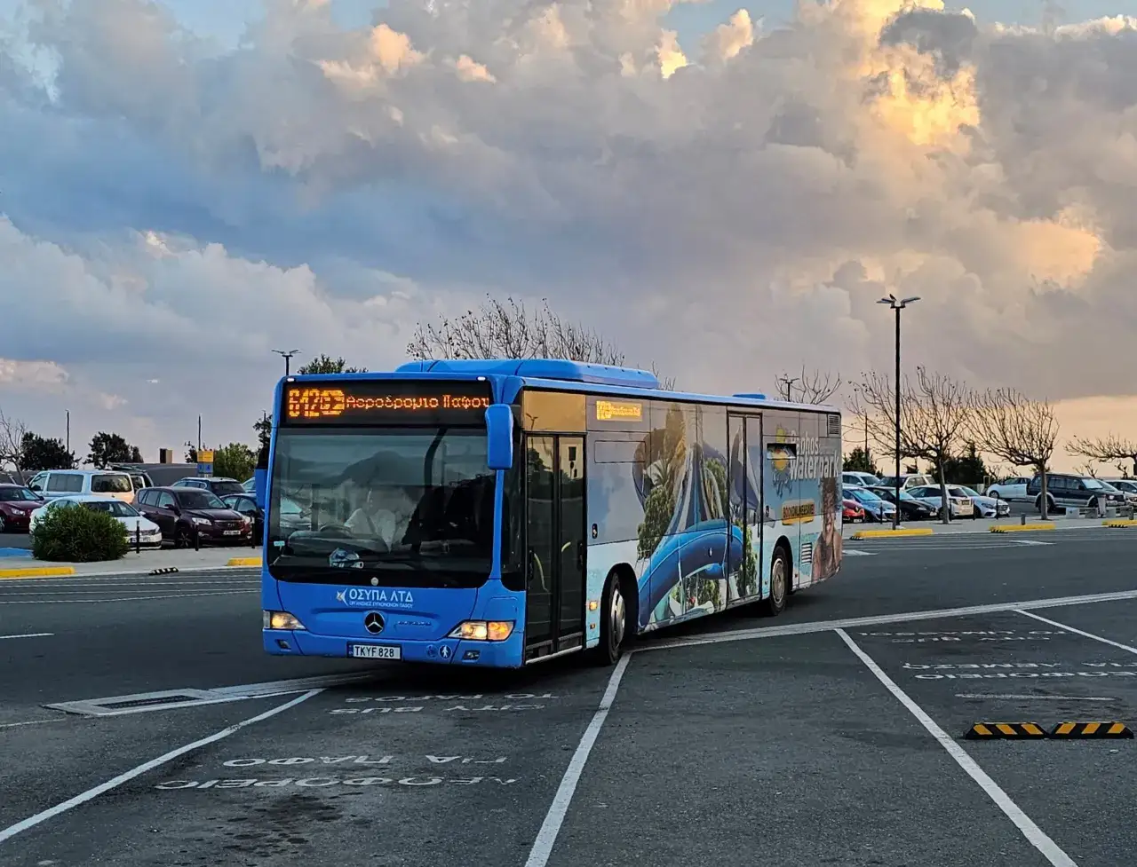 Niebieski autobus z napisem