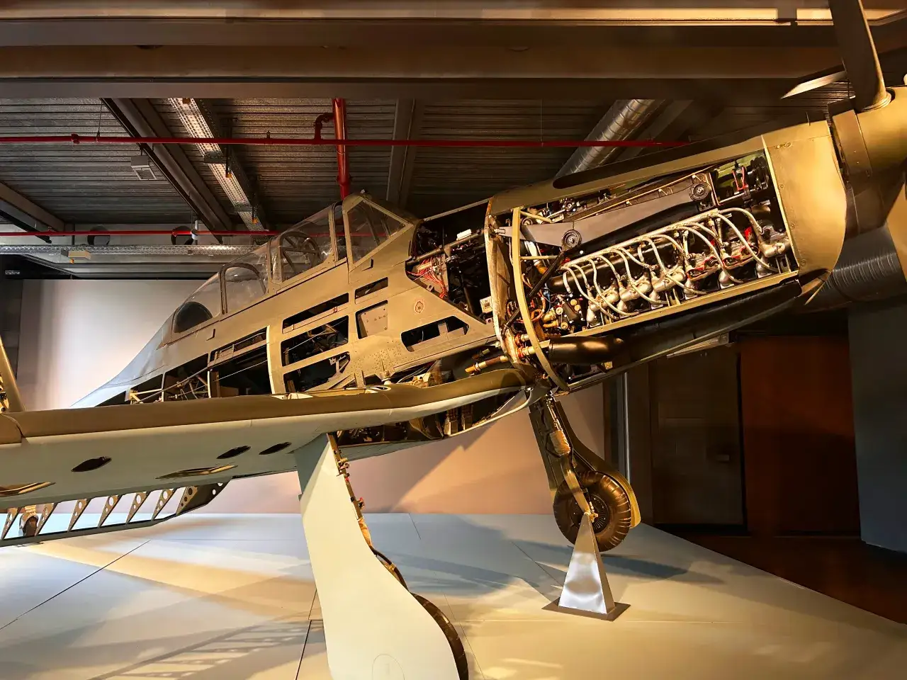 Samolot z odsłoniętym silnikiem w muzeum techniki Berlin. Widać skomplikowane przewody i mechanizmy.