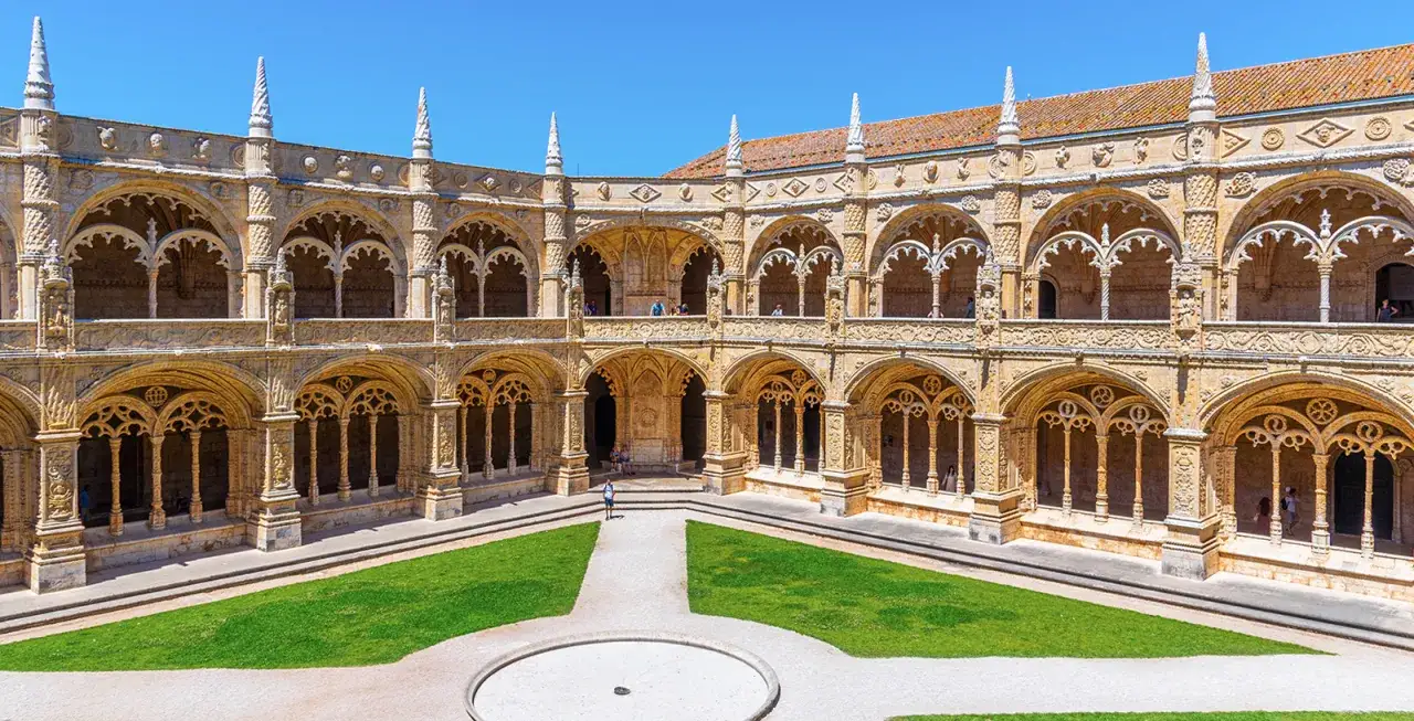 Klasztor Hieronimitów w Lizbonie, wspaniały przykład architektury manuelińskiej. Obowiązkowy punkt na mapie
