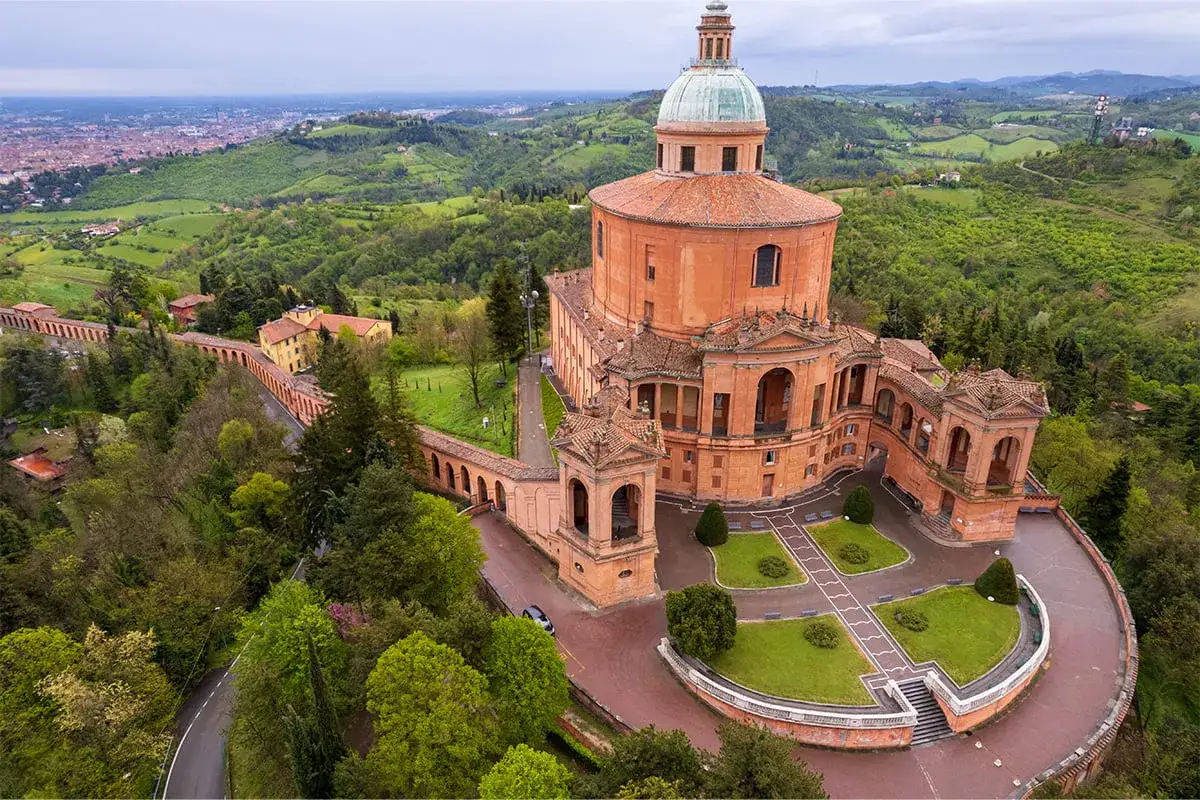 Santuario della Madonna di San Luca, perla architektury, to obowiązkowy punkt na mapie Bolonii. Warto zobaczyć!