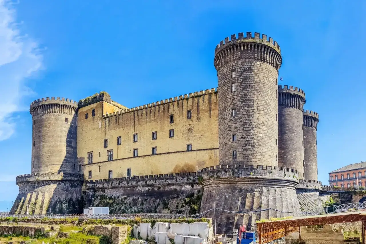 Castel Nuovo w Neapolu, imponująca forteca z okrągłymi wieżami, to jedno z miejsc, które warto zobaczyć w Neapolu.