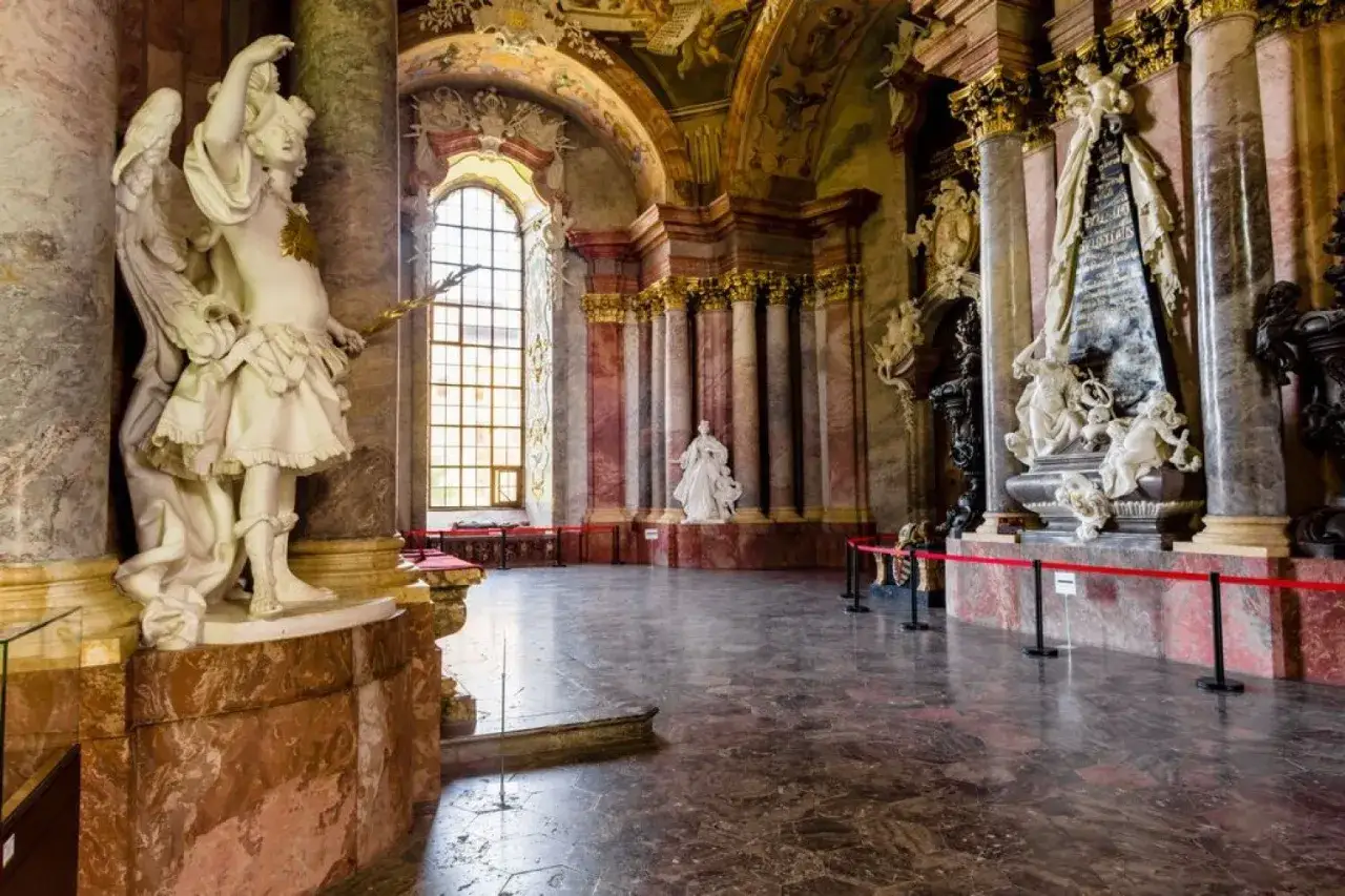 Wnętrze opactwa pocysterskiego w Krzeszowie. Marmurowe kolumny, rzeźby aniołów i monumentalne nagrobki tworzą barokowy przepych.