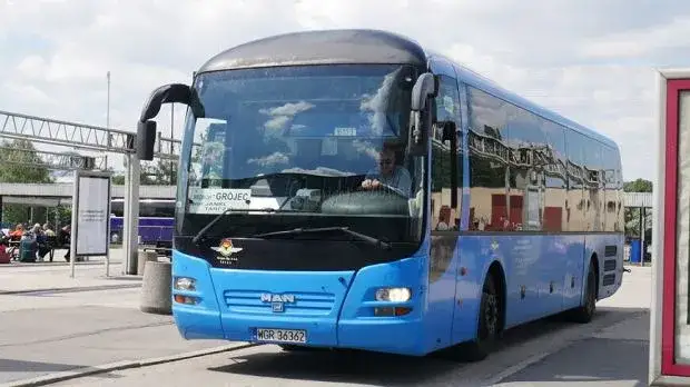 Zdjęcie Gdzie się zatrzymuje PKS w Grójcu? Oto kluczowe lokalizacje przystanków