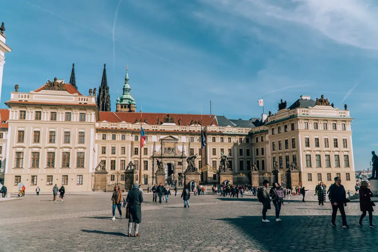 Spacerem po dziedzińcu zamek na Hradczanach, podziwiając architekturę i tłumy turystów.