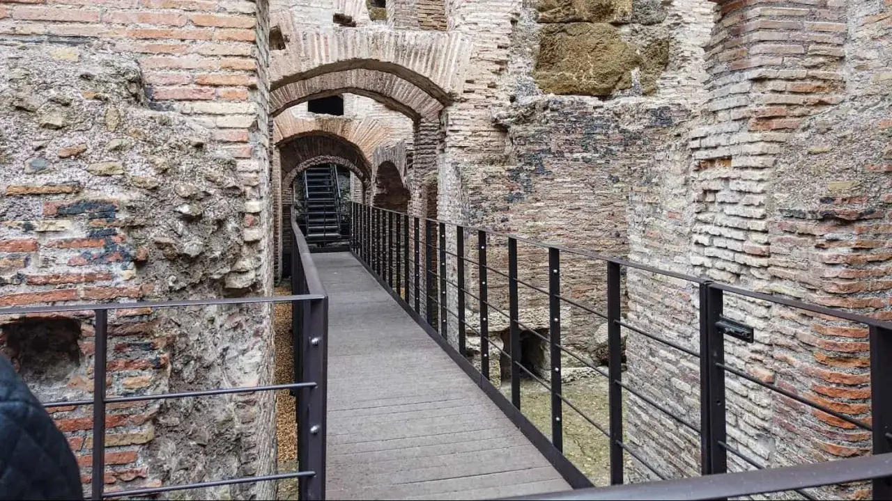 Kamienna ścieżka prowadzi przez zabytkowe korytarze Koloseum, gdzie można poczuć ducha historii. Bilety do Koloseum otwierają drzwi do tego niezwykłego miejsca.