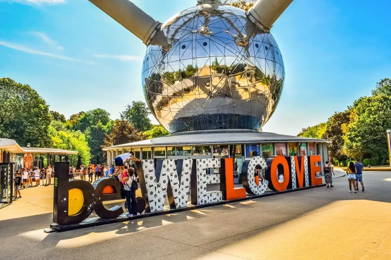 Bruksela co zobaczyć: Atomium wita turystów. Gigantyczne litery