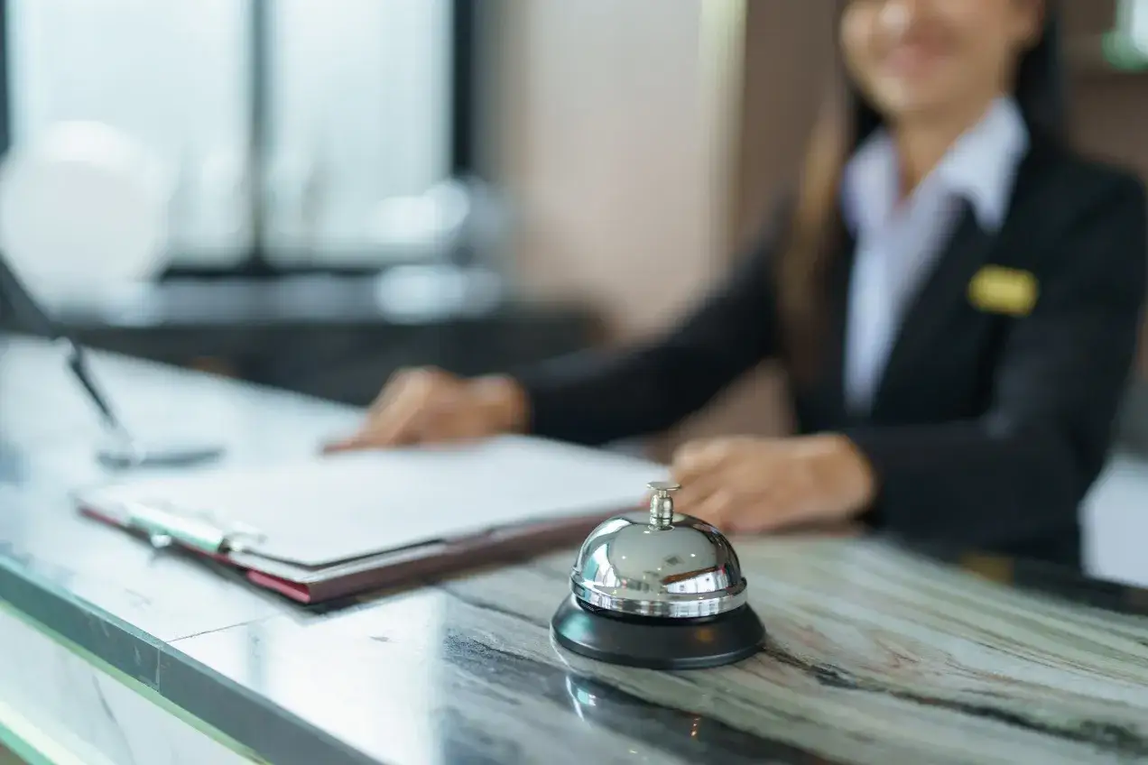 Recepcjonistka w hotelu, przed którą leży dzwonek i dokumenty. Czy hotel ma prawo żądać dowodu osobistego?
