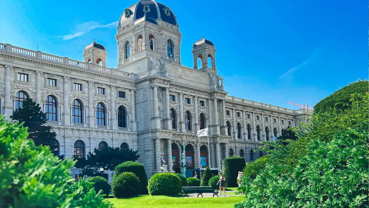 Majestatyczny budynek Muzeum Historii Sztuki w Wiedniu, idealne miejsce, co zobaczyć w Wiedniu, otoczony zielenią.