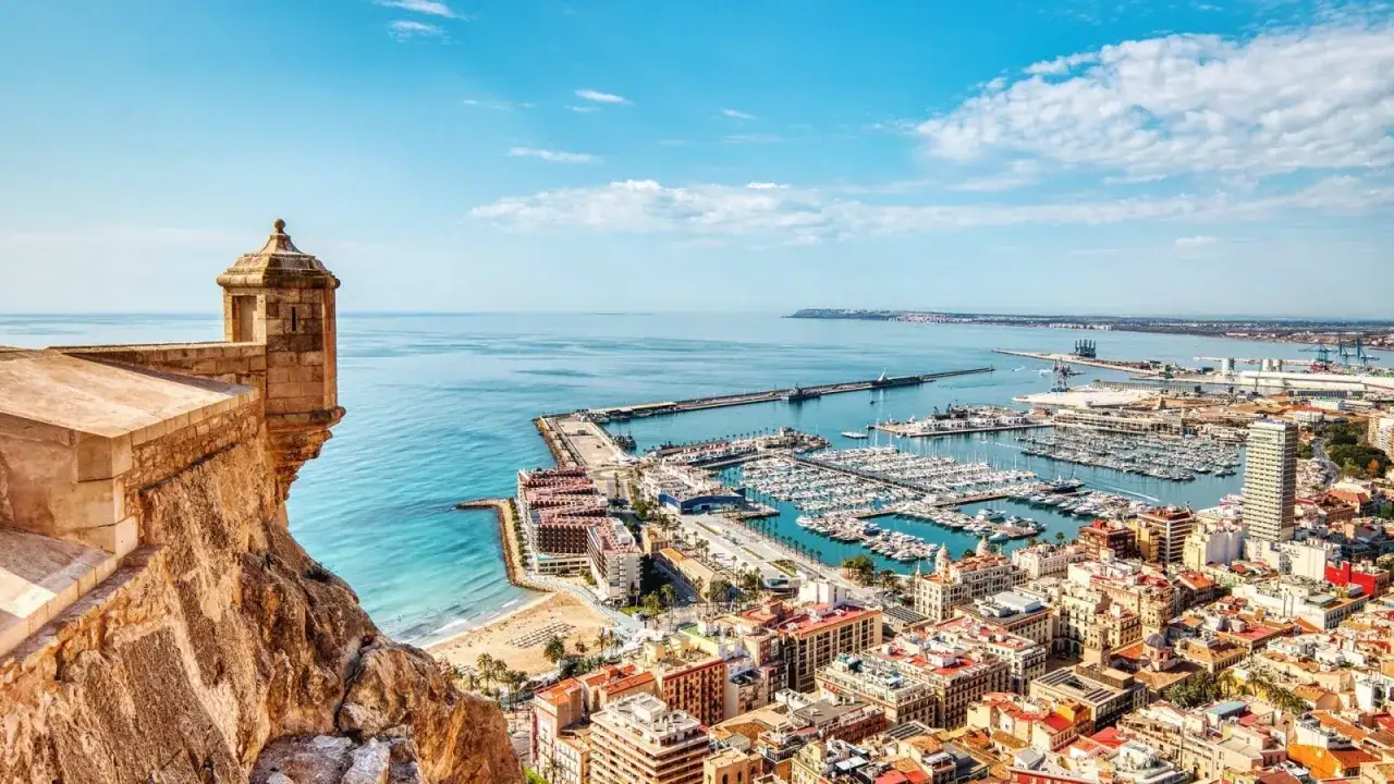 Widok na port i miasto Alicante z zamku. Idealne miejsce, by zobaczyć, co warto zobaczyć w Alicante.