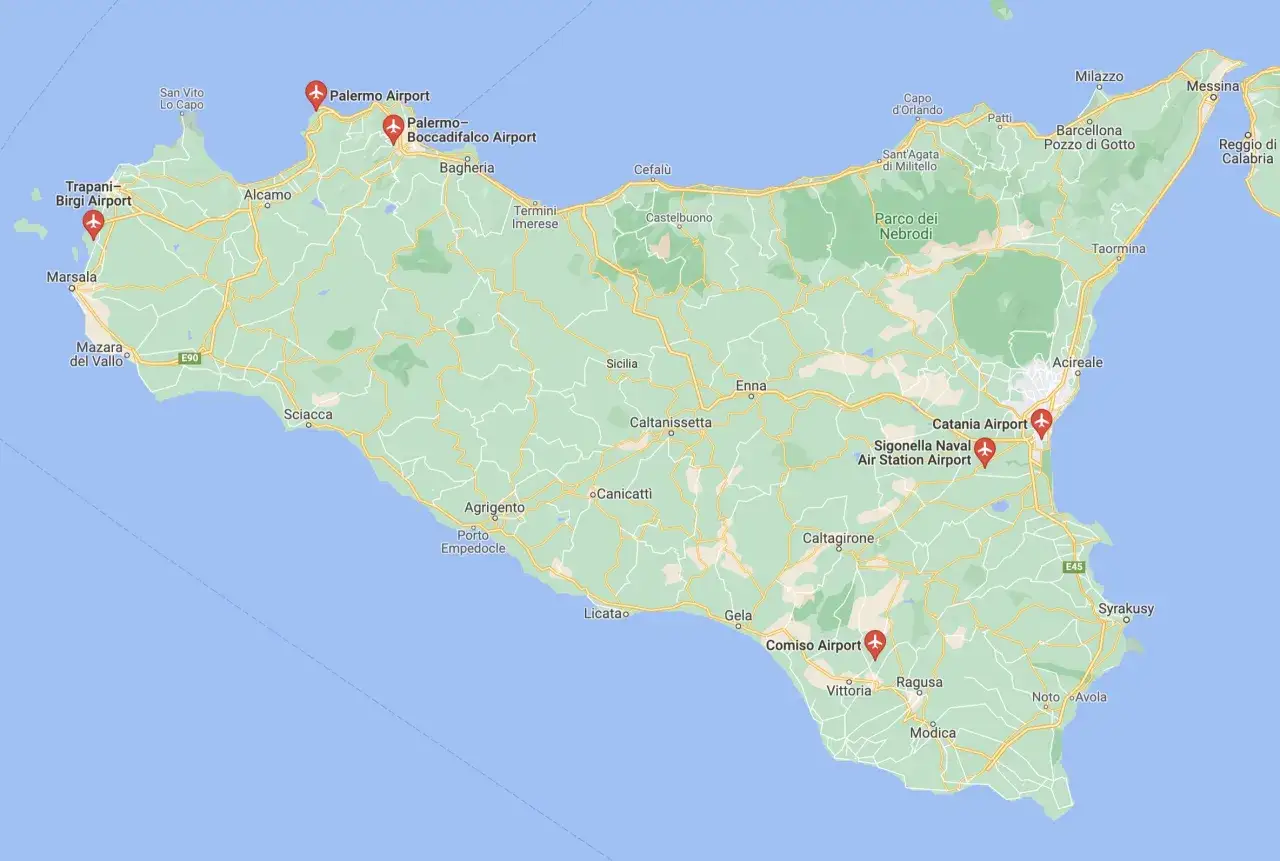 Mapa pokazuje lotniska na Sycylii: Palermo, Trapani-Birgi, Catania, Comiso i Sigonella.