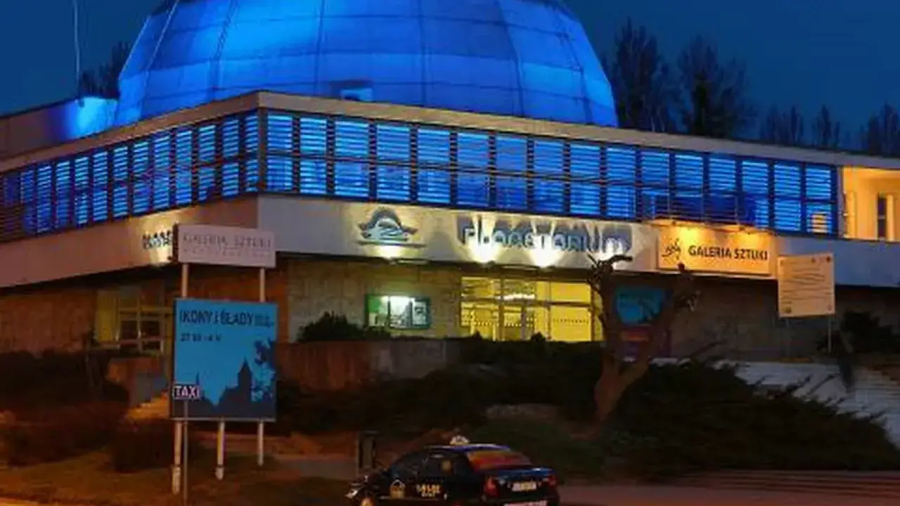 Planetarium w Olsztynie, idealne miejsce na atrakcje dla dzieci. Niebieska kopuła i nowoczesna architektura.
