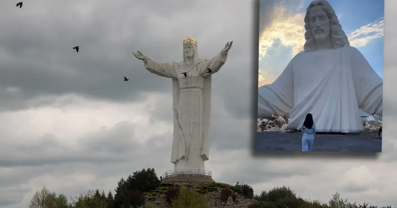 Imponujące pomniki Jezusa w Polsce, z koroną na głowie i rozłożonymi ramionami, górują nad krajobrazem. Ptaki krążą wokół posągu.