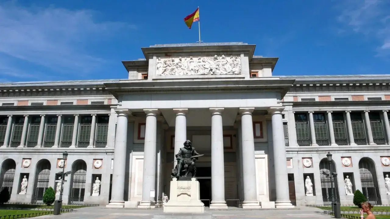 Przed imponującym muzeum w Madrycie, z hiszpańską flagą na dachu, stoi pomnik artysty.