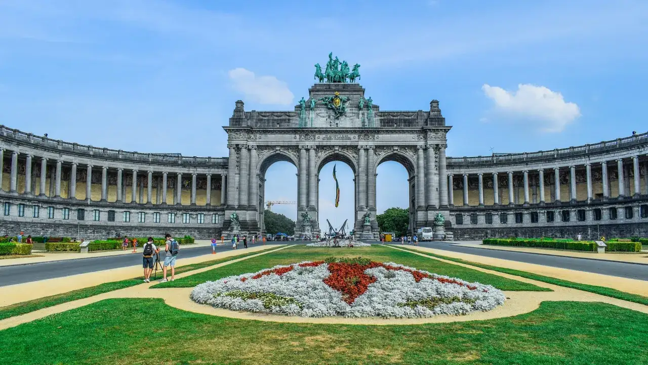 Łuk Triumfalny w Parku Cinquantenaire, idealne miejsce, by zobaczyć, co oferuje Bruksela.