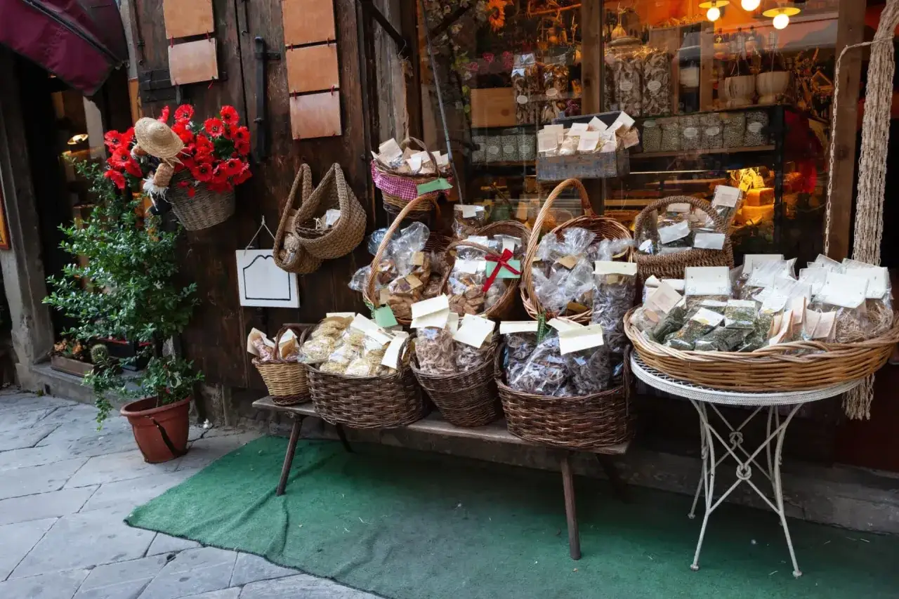 Kosze pełne suszonych ziół, makaronów i ciastek. Idealne pomysły na to, co przywieźć z Florencji.