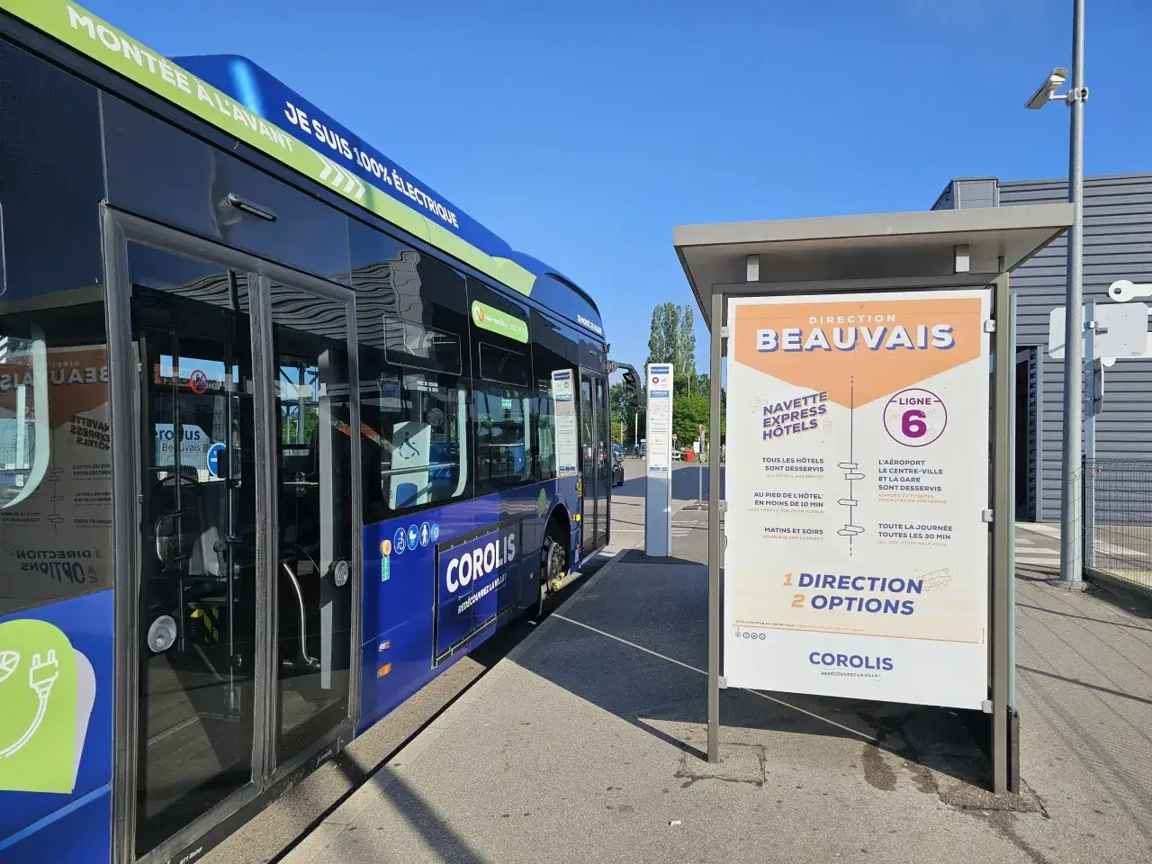 Autobus elektryczny Corolis na przystanku przy lotnisku Paryż Beauvais. Informacja o linii 6 i hotelach.