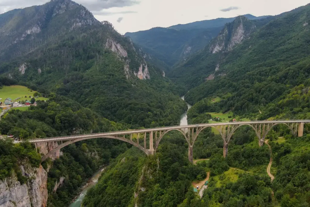 Most na Đurđevića Tarze, jeden z cudów Czarnogóry, co zobaczyć w kanionie rzeki Tare.