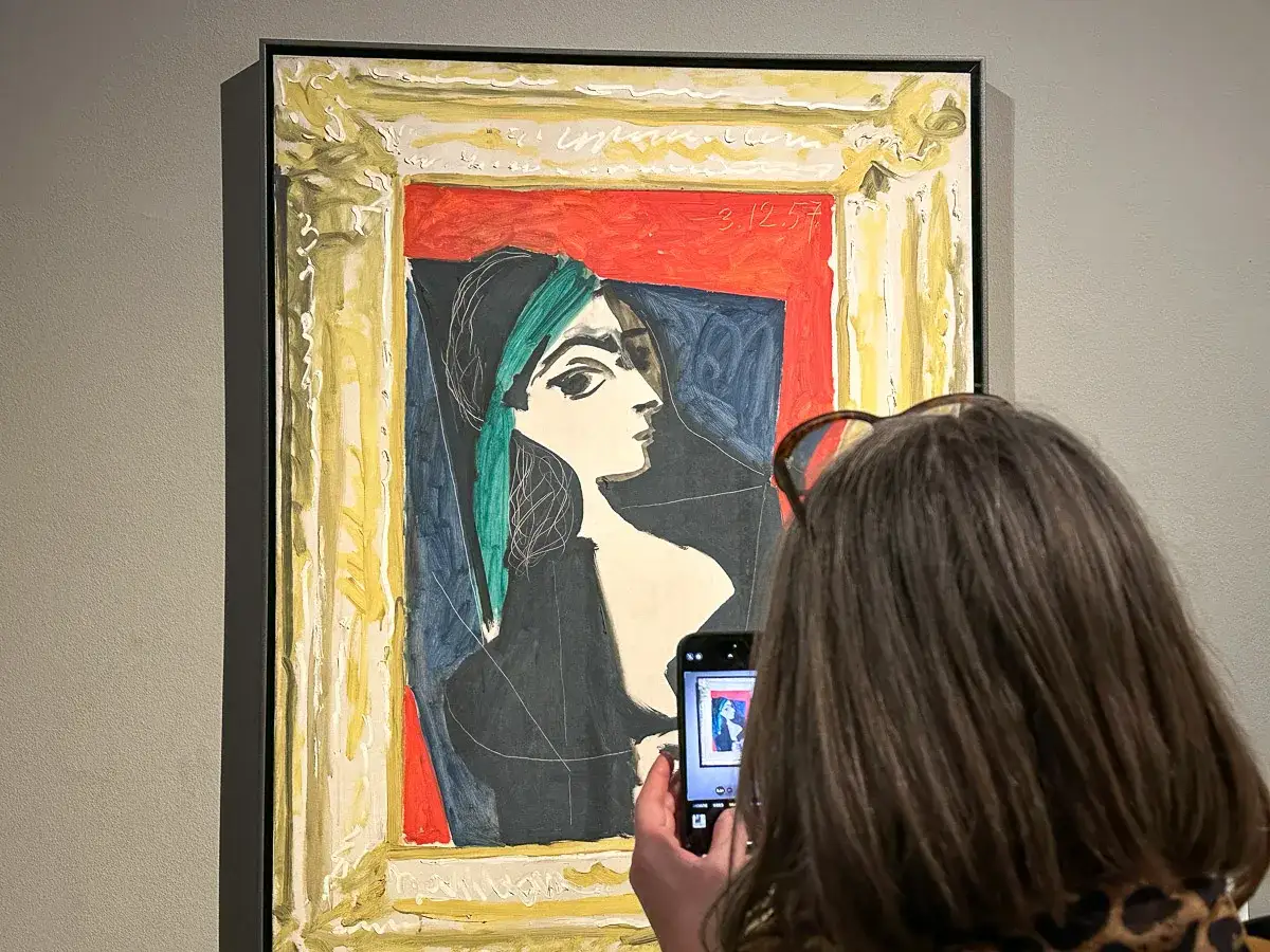 Kobieta fotografuje obraz Picassa w Muzeum Picassa w Barcelonie.