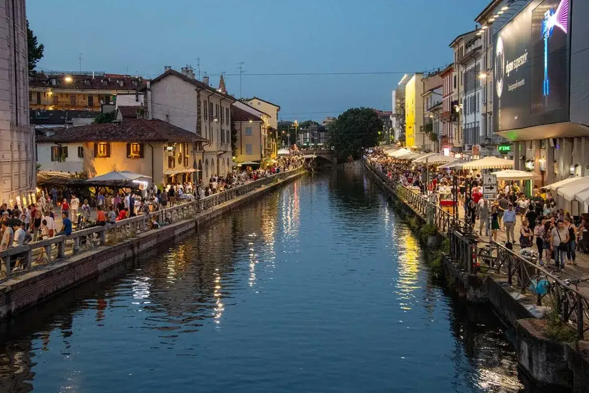 Wieczorny spacer wzdłuż kanału Naviglio Grande w Mediolanie. Tłumy ludzi, restauracje i bary tworzą niepowtarzalny klimat. Mediolan co zobaczyć? Koniecznie to miejsce!