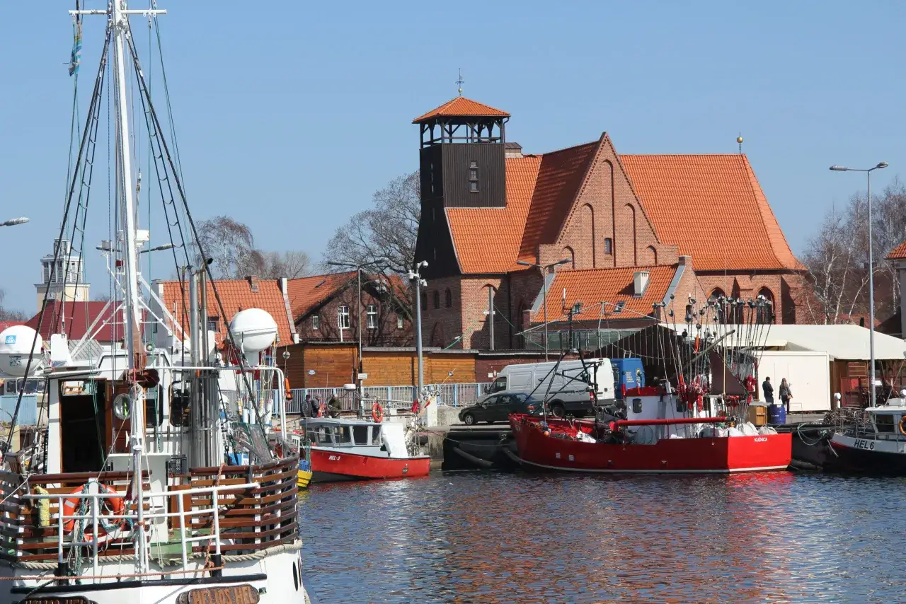 Port w Helu z łodziami rybackimi i wieżą obserwacyjną.