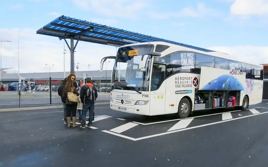 Zdjęcie Gdzie się zatrzymuje autobus z lotniska Beauvais? Sprawdź, by nie zgubić się w Paryżu