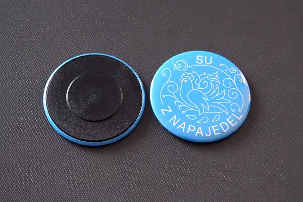 Dwa magnesy, jeden z ptaszkiem i napisem "SU Z NAPAJEDEL", drugi z czarnym spodem. Czy magnesy można mieć w bagażu podręcznym?