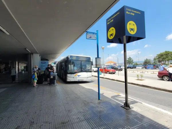 Autobus na przystanku przy porcie lotniczym Saloniki Macedonia.
